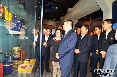 韩勇政委在伊力特展厅观看伊力特产品