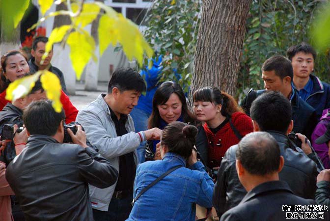 刘英毅对爱好者们进行现场抓拍的摄影作品进行点评和指导