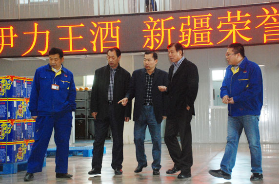 董事长徐勇辉在酒四厂检查指导工作 与员工“零距离”详谈
